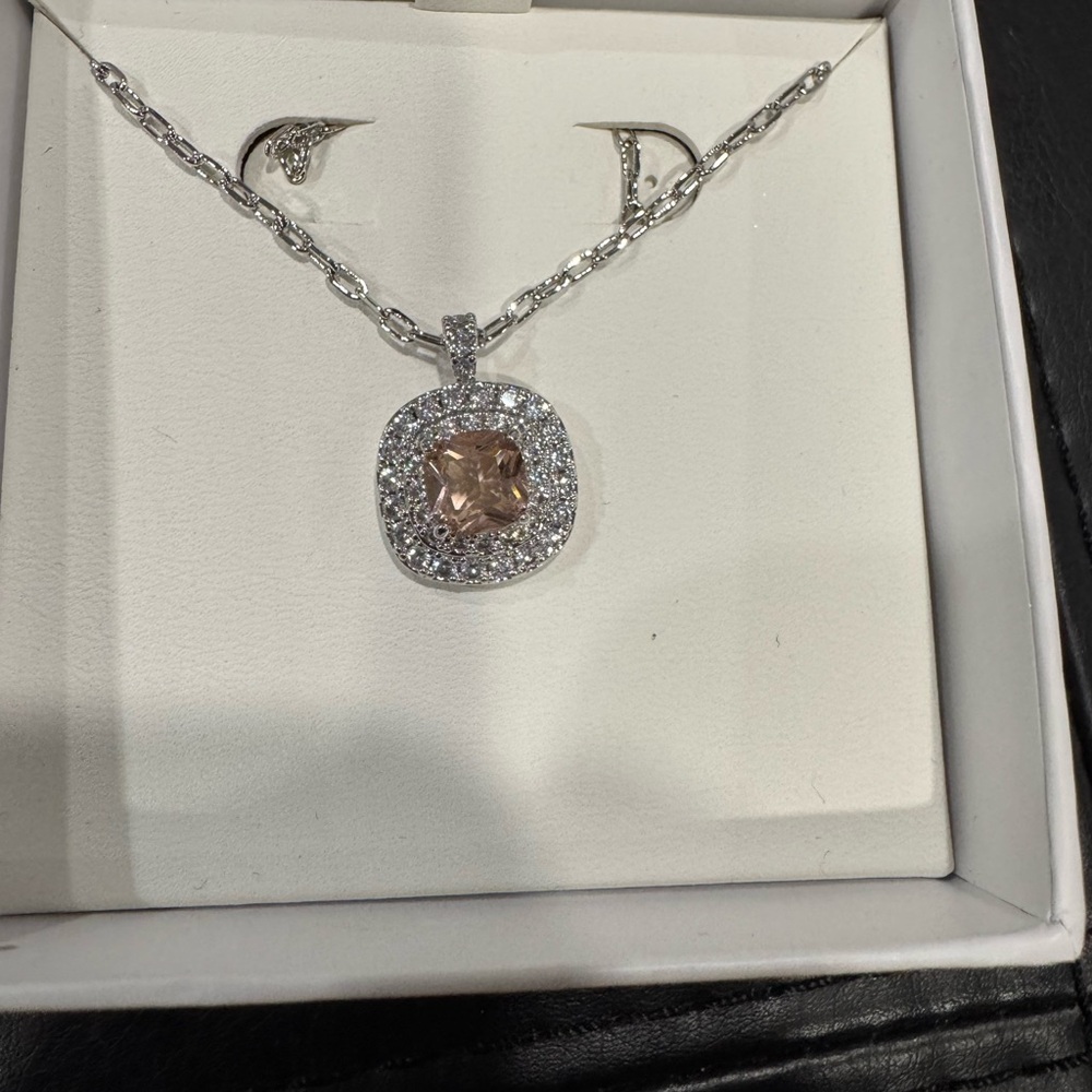 Elegant Silver and Gold Pendant Necklace